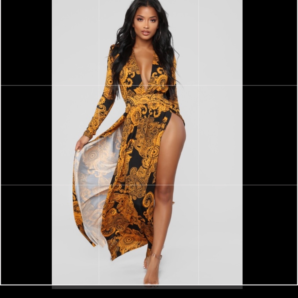Maxi dress with two open splits